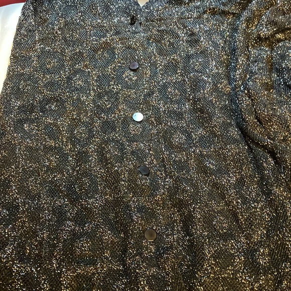 Mrs Lora Women’s Rear-Button Blouse - Picture 6 of 8